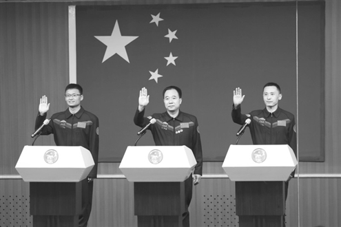 景海鹏(中)、朱杨柱(右)、桂海潮挥手致意 新华社发